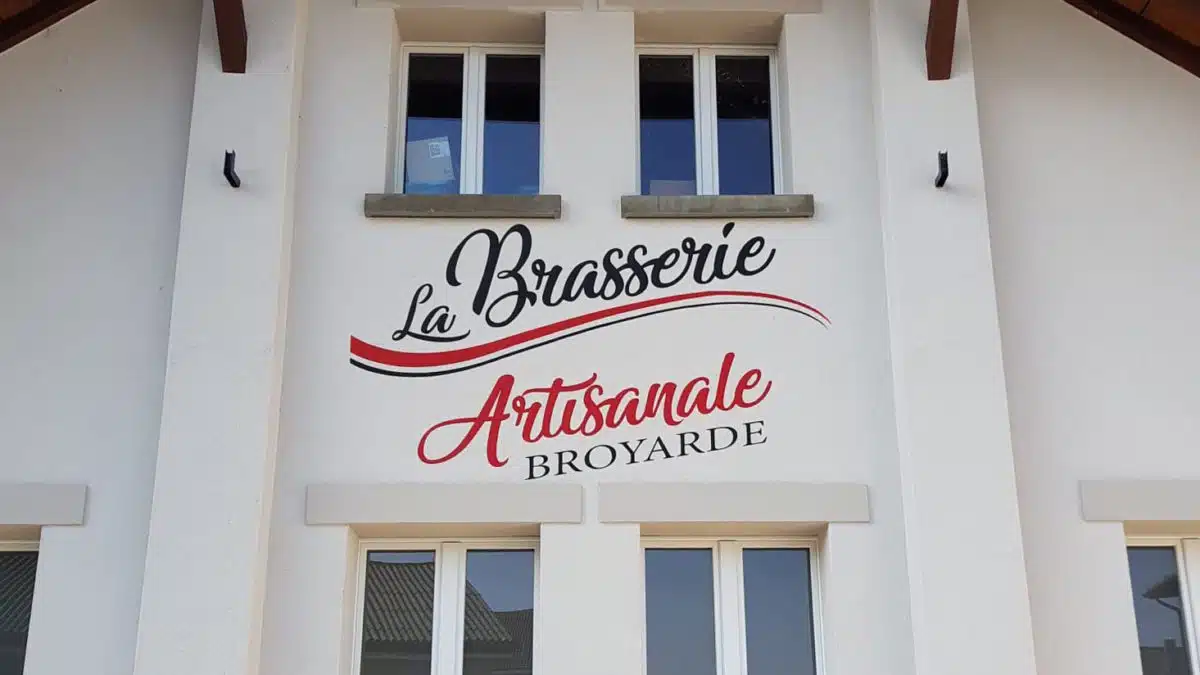 Façade de la brasserie artisanale Broyarde avec un panneau décoratif indiquant le nom en lettres stylisées.